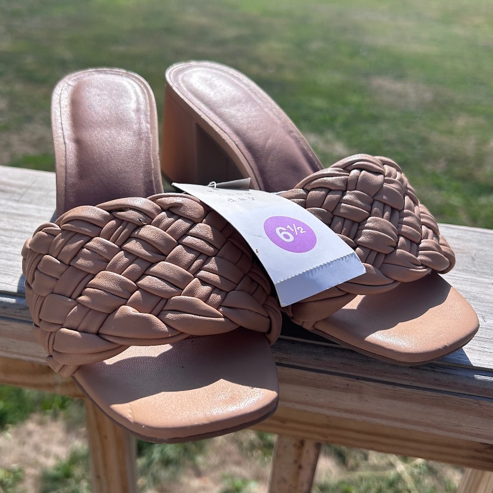 🎃NWT Memory Foam Braided Slip On Sandals